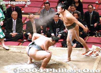 Comic sumo (shokkiri sumo)
This is comedy time with two young wrestlers performing various comical antics (spitting at each other, kicking, and other illegal sumo acts) on the ring.
Keywords: tokyo ryogoku kokugikan sumo yokozuna musashimaru retirement
