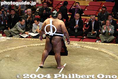 Rear view of the shiranui style of tying the rope.
He turned in all four directions to show everyone what it looked like. This is what is called the shiranui style of tying the rope. It is characterized by a single loop in the back. The other style, called unryu, has twin loops.
Keywords: tokyo ryogoku kokugikan sumo yokozuna musashimaru retirement