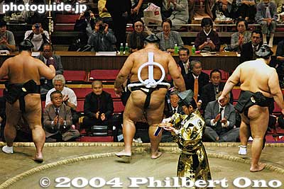 Musashimaru's final dohyo-iri ends
Keywords: tokyo ryogoku kokugikan sumo yokozuna musashimaru retirement