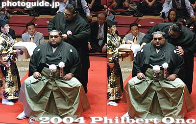 Snip and a hug by Konishiki (Question: Where was Akebono??)
Keywords: tokyo ryogoku kokugikan sumo yokozuna musashimaru retirement