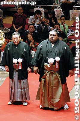 Musashimaru minus his topknot
Keywords: tokyo ryogoku kokugikan sumo yokozuna musashimaru retirement