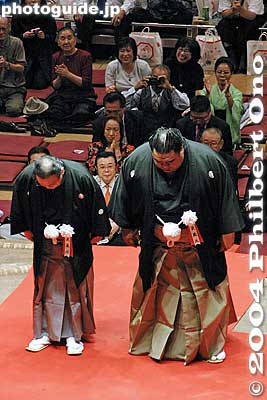 The End of Hawaii's Golden Age in sumo. For the first time since 1968, no wrestler from Hawaii is in the top Makunouchi division.
Keywords: tokyo ryogoku kokugikan sumo yokozuna musashimaru retirement