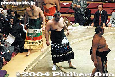 Makunouchi dohyo-iri
Next was exhibition sumo matches by the top-division Makunouchi wrestlers. Musashimaru never appeared again.
Keywords: tokyo ryogoku kokugikan sumo yokozuna musashimaru retirement