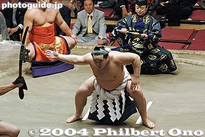 Yokozuna Asashoryu performs his dohyo-iri ring-entering ceremony
Keywords: tokyo ryogoku kokugikan sumo yokozuna musashimaru retirement