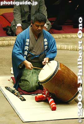 Taiko drum demonstration
Keywords: tokyo ryogoku kokugikan sumo yokozuna musashimaru retirement