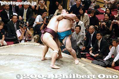 Takamisakari wins
Keywords: tokyo ryogoku kokugikan sumo yokozuna musashimaru retirement