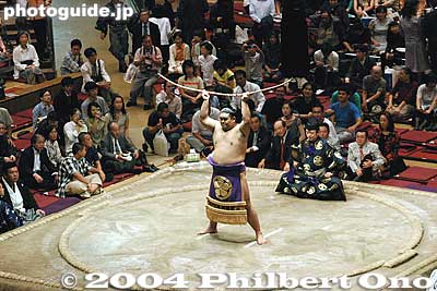 Yumitori-shiki bow-twirling ceremony
Keywords: tokyo ryogoku kokugikan sumo yokozuna musashimaru retirement