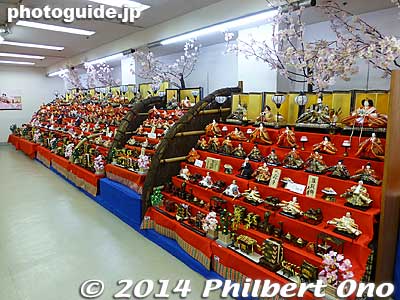 Kyugetsu has a very large selection hina dolls for Girl's Day. The store is busy with rich parents or grandparents out to buy hina dolls for their little daughter or granddaughter.
Keywords: tokyo taito asakusabashi japanese dolls girls day matsuri3
