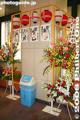 Hall lobby (Get that trash bin outta there.)
Keywords: tokyo taito-ku ward asakusa odori dance geisha festival women japanese kimono 