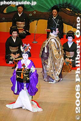 The dance consisted of four numbers. The first one was called Sara Sanban-so (晒三番叟) which was first performed in Edo in Nov. 1755. 宝暦５年
Keywords: tokyo taito-ku ward asakusa odori dance geisha festival women japanese kimono 