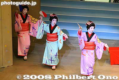The second number was called Matsuri (Festival). It featured these three young village girls and two geisha dancers.  藤間流　まつり
Keywords: tokyo taito-ku ward asakusa odori dance geisha festival women japanese kimono 