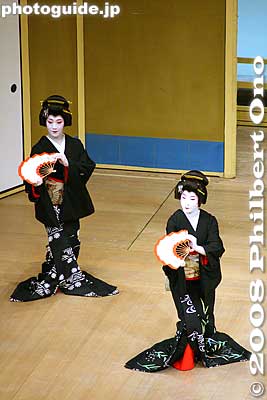 The Finale's first part was called Namiki Komagata-Koi no Asakusa 並木駒形　恋の浅草
Keywords: tokyo taito-ku ward asakusa odori geisha kimono women japanese dancers 