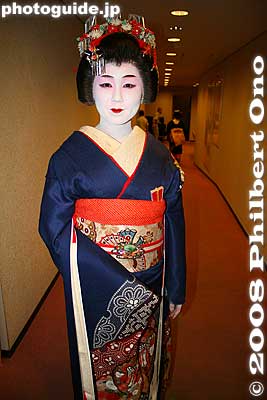 Asakusa hangyoku (apprentice geisha in Tokyo). 半玉 千福
Keywords: tokyo taito-ku ward asakusa odori geisha kimono women japanese dancers japangeisha