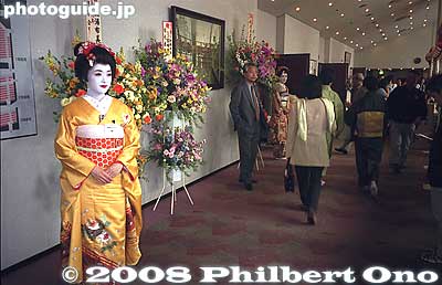 I also saw the 22nd Asakusa Odori held in April 2001 at the Asakusa Kokaido. The lobby had two hangoyku greeting the audience.
Keywords: tokyo taito-ku ward asakusa odori geisha kimono women japanese dancers 
