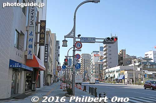 Notice that the butsudan shops are on the south side of the road so they are shaded from the sun that can damage the butsudan.
Keywords: tokyo taito-ku asakusa Butsudan-dori household Buddhist Shinto altars kamidana