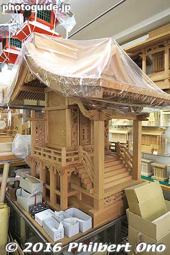 A larger Shinto altar or small shrine.
Keywords: tokyo taito-ku asakusa Butsudan-dori household Buddhist Shinto altars kamidana