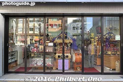 This shop sells Shinto portable shrines you see at festivals.
Keywords: tokyo taito-ku asakusa Butsudan-dori household Buddhist Shinto altars kamidana