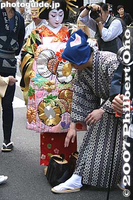 At the starting point of the procession, the oiran gets ready to wear her high and heavy wooden clogs.
Keywords: tokyo taito-ku asakusa geisha oiran dochu sakura cherry blossom matsuri festival kimono woman