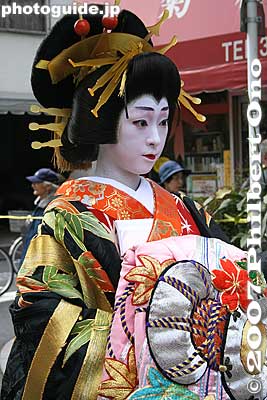 The star and main focus of the festival and procession, the oiran or tayu courtesan.
Keywords: tokyo taito-ku asakusa geisha oiran dochu sakura cherry blossom matsuri festival kimono woman