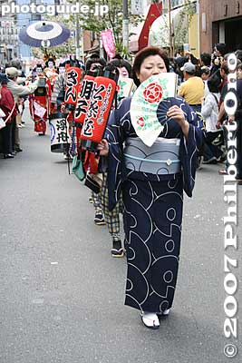 Head of the Edo-Yoshiwara Oiran Dochu procession which started at 1:30 pm. 江戸吉原おいらん道中
Keywords: tokyo taito-ku asakusa geisha oiran dochu sakura cherry blossom matsuri festival kimono woman