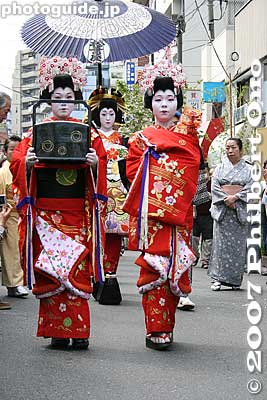 The kamuro attendants precede the oiran.
Keywords: tokyo taito-ku asakusa geisha oiran dochu sakura cherry blossom matsuri festival kimono woman