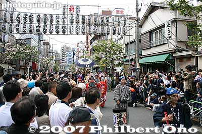 A large crowd line the narrow street.
Keywords: tokyo taito-ku asakusa geisha oiran dochu sakura cherry blossom matsuri festival kimono woman