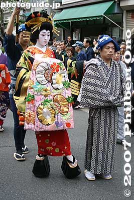 Oiran Dochu procession, Ichiyo Sakura Festuval, Tokyo. Her obi sash is tied in the front in a knot called manaita-musubi.
Keywords: tokyo taito-ku asakusa geisha oiran dochu sakura cherry blossom matsuri festival kimono woman