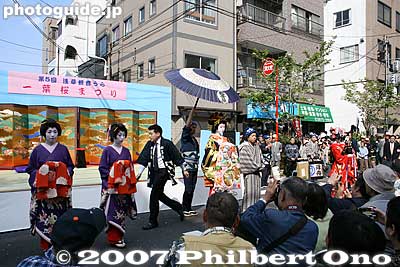 They pose in front of the stage and bowed before going backstage.
Keywords: tokyo taito-ku asakusa geisha oiran dochu sakura cherry blossom matsuri festival kimono woman