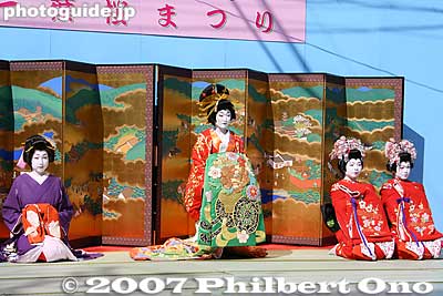 おいらんショー
Keywords: tokyo taito-ku asakusa geisha oiran dochu sakura cherry blossom matsuri festival kimono woman