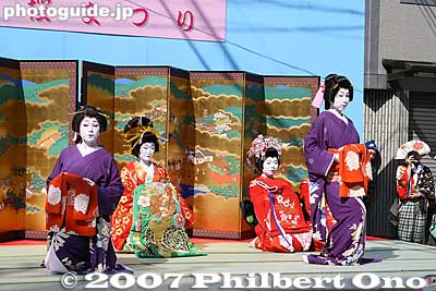 The gold folding screen, koto music, and dance made it a real visual treat.
Keywords: tokyo taito-ku asakusa geisha oiran dochu sakura cherry blossom matsuri festival kimono woman