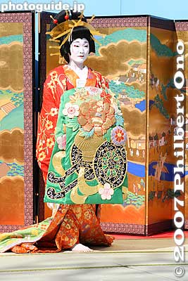 Oiran have their obi sash tied in the front instead of the back like geisha in Kyoto.
Keywords: tokyo taito-ku asakusa geisha oiran dochu sakura cherry blossom matsuri festival kimono woman
