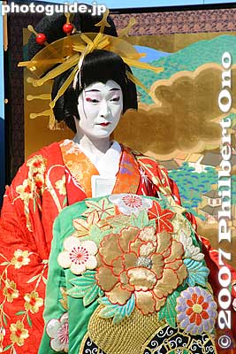 Her obi sash is also very ornate.
Keywords: tokyo taito-ku asakusa geisha oiran dochu sakura cherry blossom matsuri festival kimono woman