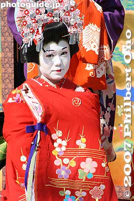 Kamuro
Keywords: tokyo taito-ku asakusa geisha oiran dochu sakura cherry blossom matsuri festival kimono woman