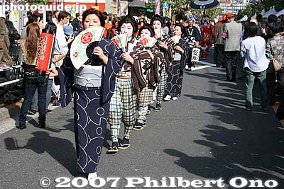 After the oiran show, the Oiran Dochu procession is held again for the return trip from 3 pm.
Keywords: tokyo taito-ku asakusa geisha oiran dochu sakura cherry blossom matsuri festival kimono woman