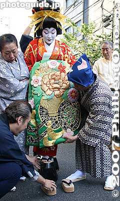 Before crossing the busy intersection, oiran takes off her clogs to wear normal slippers.
Keywords: tokyo taito-ku asakusa geisha oiran dochu sakura cherry blossom matsuri festival kimono woman