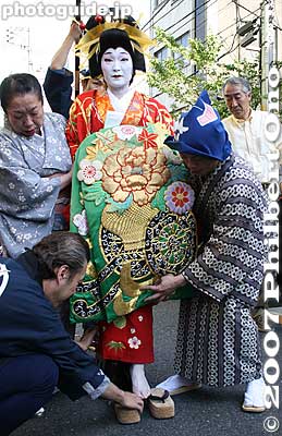 Her attendants keep her steady as she changes her footwear.
Keywords: tokyo taito-ku asakusa geisha oiran dochu sakura cherry blossom matsuri festival kimono woman