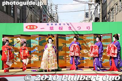 Oiran show begins. Also see my [url=http://www.youtube.com/watch?v=bCUVl8A_k24]video of this performance at YouTube[/url].
Keywords: tokyo taito-ku asakusa geisha oiran courtesan sakura cherry blossom matsuri festival kimono woman