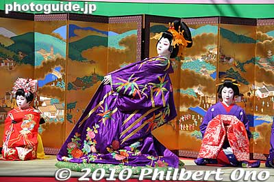 Then leans sideways mimicking the slope of Mt. Fuji.
Keywords: tokyo taito-ku asakusa geisha oiran courtesan sakura cherry blossom matsuri festival kimono woman