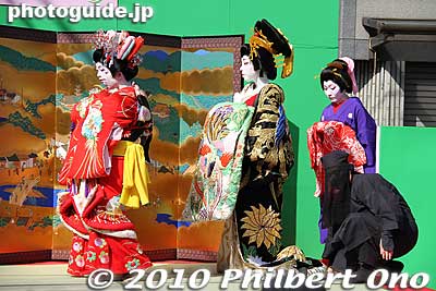 The second oiran then appeared on stage.
Keywords: tokyo taito-ku asakusa geisha oiran courtesan sakura cherry blossom matsuri festival kimono woman