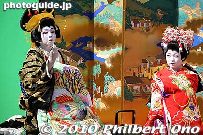 Lots of eye candy in this show.
Keywords: tokyo taito-ku asakusa geisha oiran courtesan sakura cherry blossom matsuri4 festival kimono woman