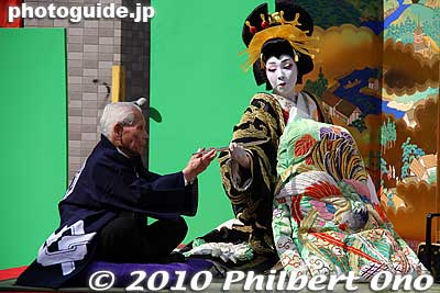 She gives the pipe to her customer.
Keywords: tokyo taito-ku asakusa geisha oiran courtesan sakura cherry blossom matsuri festival kimono woman