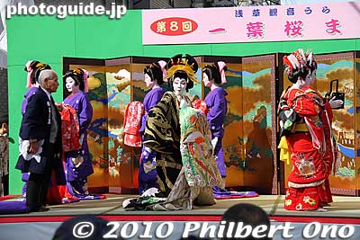 Then they got up and left the stage.
Keywords: tokyo taito-ku asakusa geisha oiran courtesan sakura cherry blossom matsuri festival kimono woman