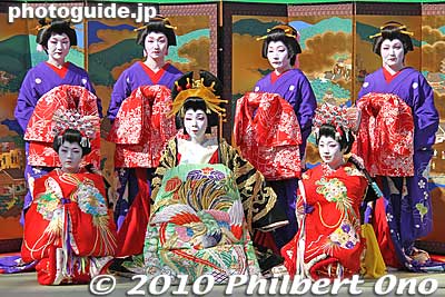 They pose for pictures.
Keywords: tokyo taito-ku asakusa geisha oiran courtesan sakura cherry blossom matsuri festival kimono woman