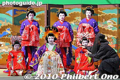 The person in black is the kurogo attendant.
Keywords: tokyo taito-ku asakusa geisha oiran courtesan sakura cherry blossom matsuri festival kimonobijin woman