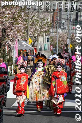 On the way back, both oiran did not wear the high geta clogs as they did when they arrived. Too tiring...
Keywords: tokyo taito-ku asakusa geisha oiran courtesan sakura cherry blossom matsuri festival kimono woman