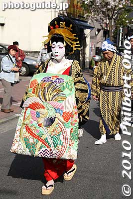 She wears normal footwear and not the high clogs. Too bad...
Keywords: tokyo taito-ku asakusa geisha oiran courtesan sakura cherry blossom matsuri festival woman