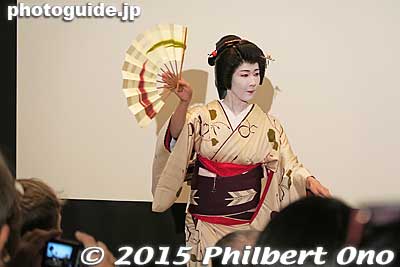 Ozashiki refers to a geisha party. So these dances are performed at geisha parties.
Keywords: tokyo taito-ku asakusa geisha odori dance