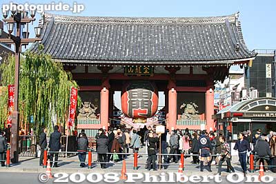 Symbol of Tokyo: Kaminari-mon Gate with a giant red paper lantern. Pass through this gate to reach Asakusa Kannon Temple. 雷門
Keywords: tokyo taito-ku asakusa kannon sensoji buddhist temple gate paper lantern asakusabest
