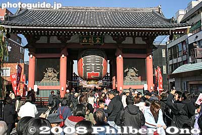 One of Tokyo's most photographed buildings: Kaminari-mon Gate with a giant red paper lantern.
Keywords: tokyo taito-ku asakusa kannon sensoji buddhist temple gate paper lantern