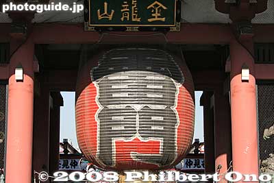 Giant red paper lantern with the kanji characters "Kaminari Mon." The gate was reconstructed in 1960. The previous one was lost in a fire in 1865.
Keywords: tokyo taito-ku asakusa kannon sensoji buddhist temple gate paper lantern asakusabest